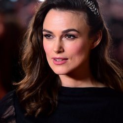 Keira Knightley con una diadema plateada