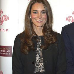 Kate Middleton con blush rosado y puntas marcadas por ondas