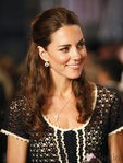 Kate Middleton con maquillaje nude y un semirecogido