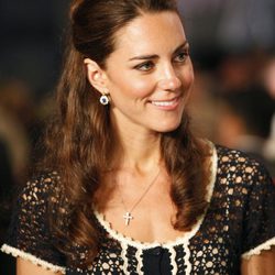 Kate Middleton con maquillaje nude y un semirecogido