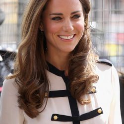 Kate Middleton eyeshadow negra y puntas marcadas por ondas