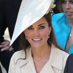 Kate Middleton con eyeliner negro y semirecogido adornado por un tocado