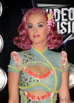 Peinado de Katy Perry con media melena rosa