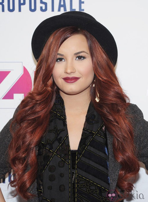 Demi Lovato con larga melena caoba