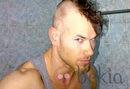 Kellan Lutz con pelo rapado y cresta