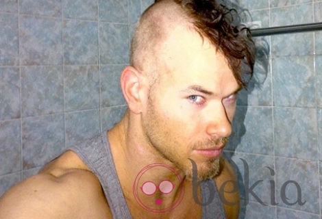Kellan Lutz con pelo rapado y cresta