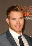 Kellan Lutz con pelo rubio