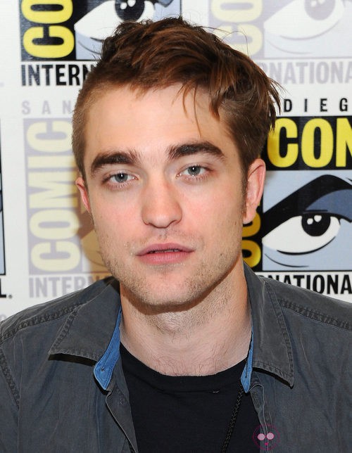 Robert Pattinson con media cabeza rapada