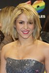 Shakira con corte de pelo tipo bob rubio