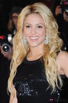 Shakira con larga melena rubia