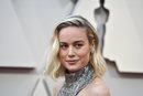 Brie Larson con el pelo corto rubio platino en los Premios Oscar 2019