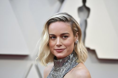 Brie Larson con el pelo corto rubio platino en los Premios Oscar 2019