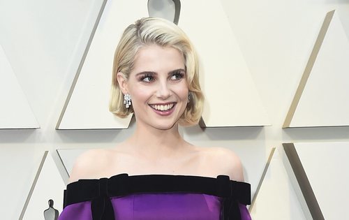 Lucy Boynton con el pelo corto rubio platino en los Premios Oscar 2019