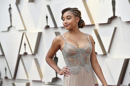 Amandla Stenberg con el pelo trenzado y recogido en los Premios Oscar 2019