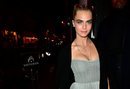 Cara Delevingne con sombra de ojos azul y labios rosas
