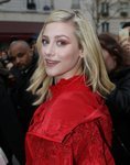 Lili Reinhart con sombra de ojos naranja