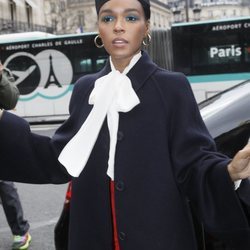 Janelle Monáe con sombra de ojos azul