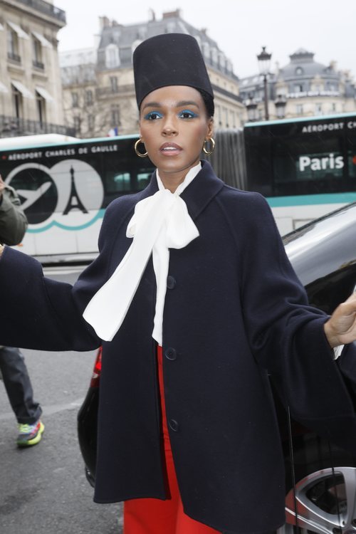 Janelle Monáe con sombra de ojos azul