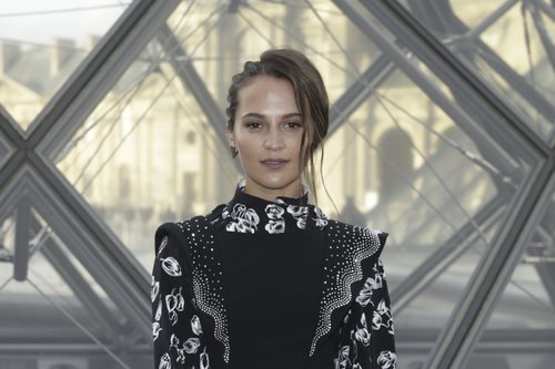 Alicia Vikander con un peinado poco favorecedor