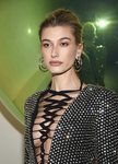 Hailey Baldwin efecto mirada cansada