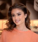 Taylor Hill con ondas en el pelo