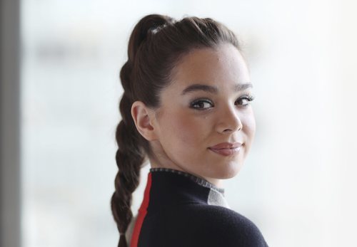 Hailee Steinfeld con coleta alta