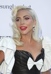 Lady Gaga con pintalabios y sombra de ojos rosa
