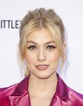 Katherine McNamara con un recogido alto