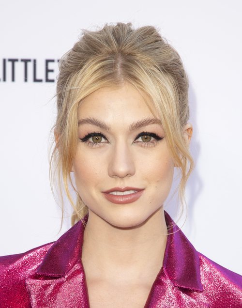 Katherine McNamara con un recogido alto