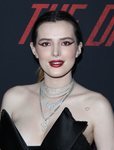 Bella Thorne con un eyeliner del revés
