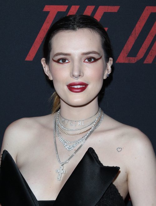 Bella Thorne con un eyeliner del revés
