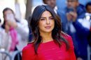 Priyanka Chopra con sombra de ojos rosa