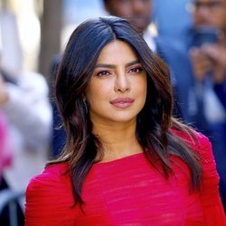 Priyanka Chopra con sombra de ojos rosa
