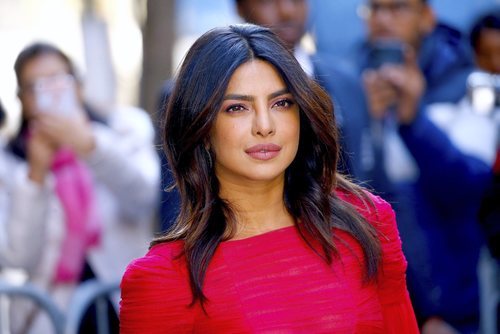 Priyanka Chopra con sombra de ojos rosa