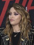 Paris Jackson con sombra de ojos morada