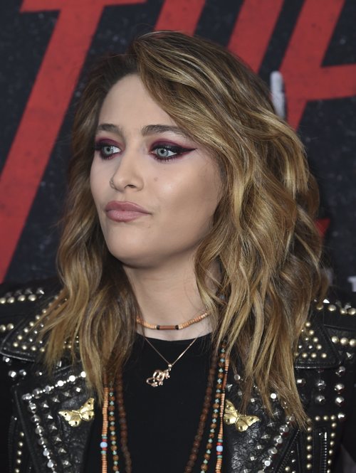Paris Jackson con sombra de ojos morada