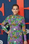 Anna Chlumsky con sombra de ojos morada