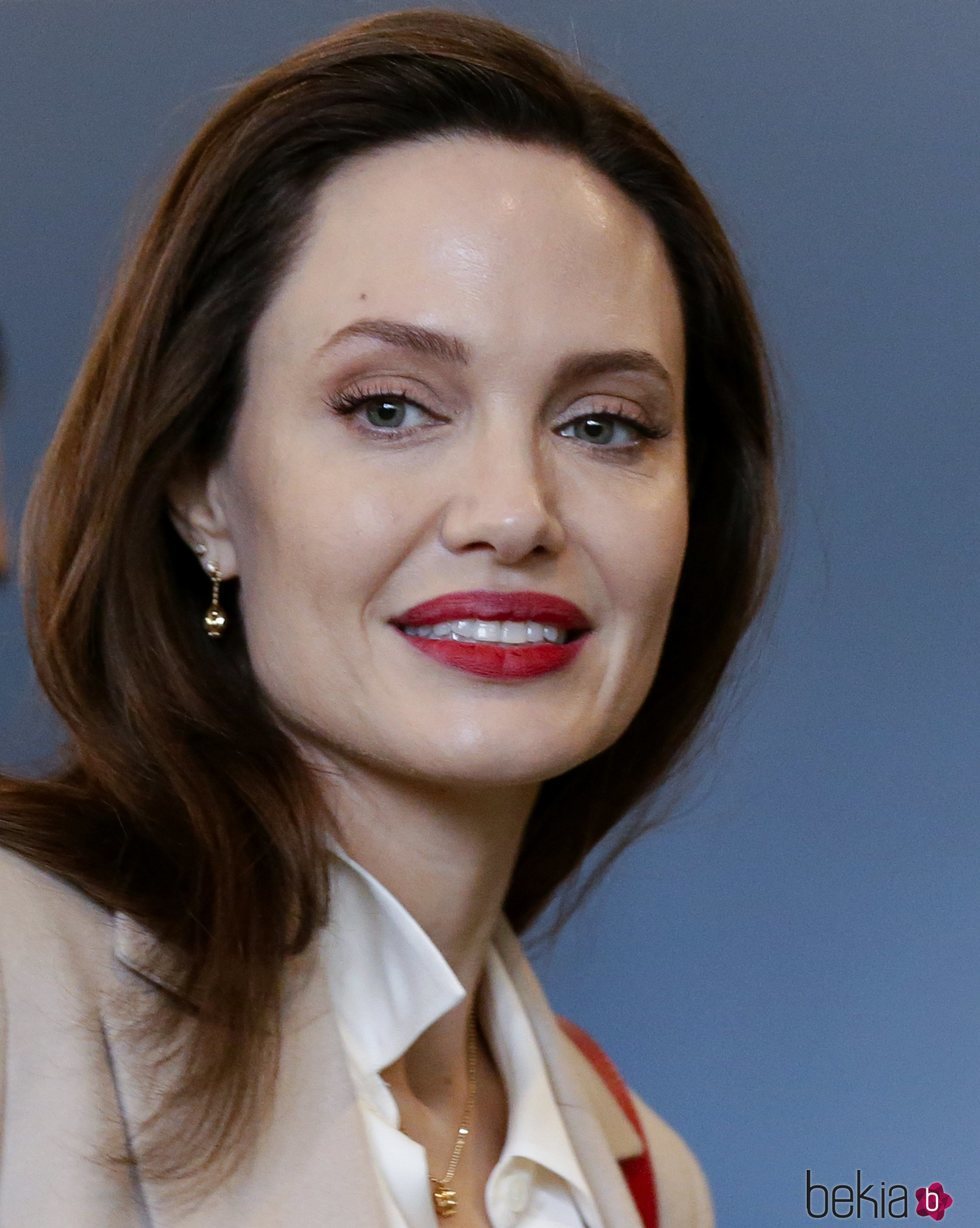 Angelina Jolie con pintalabios granate