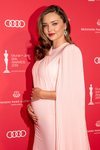 Miranda Kerr con pintalabios rojo