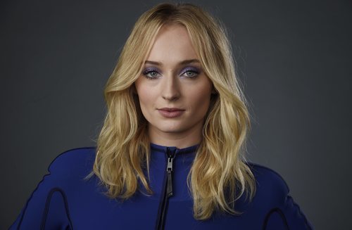 Sophie Turner con sombra de ojos violeta