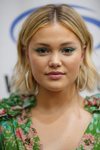 Olivia Holt con sombra de ojos verde