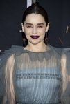 Emilia Clarke con pintalabios granate