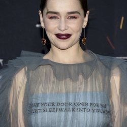 Emilia Clarke con pintalabios granate