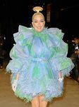 Erika Jayne con un moño tubular