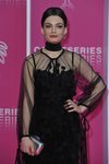 Emma Mackey con look muy serio