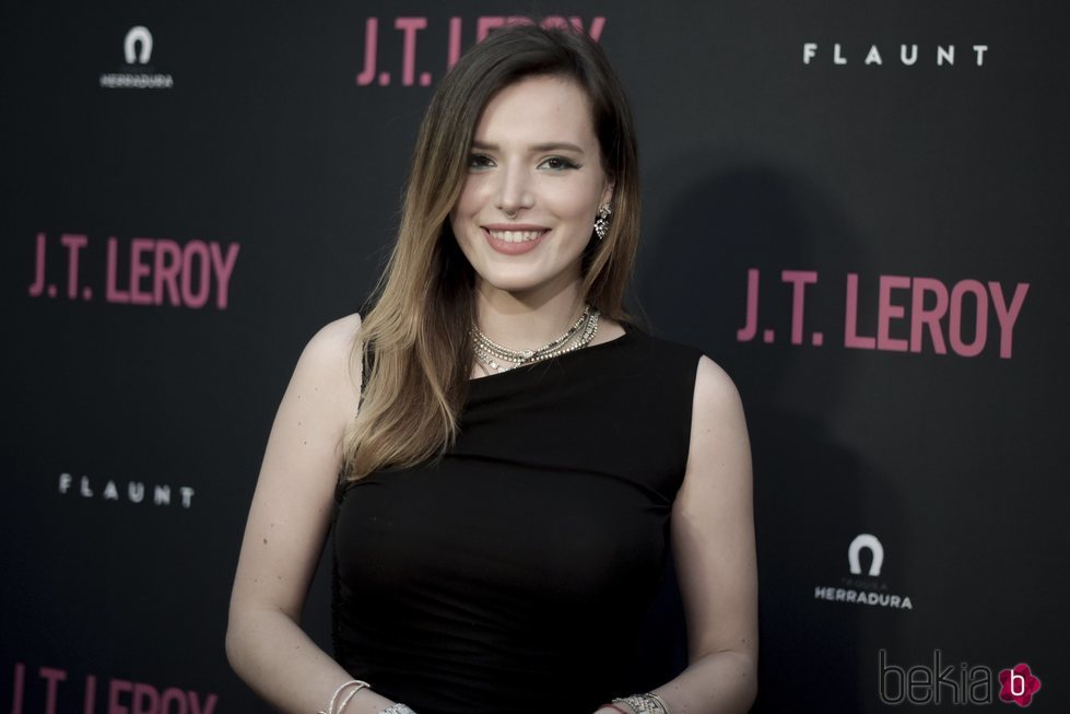 Bella Thorne con eyeliner verde