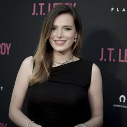 Bella Thorne con eyeliner verde