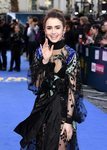 Lily Collins con eyeliner azul