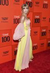 Taylor Swift con un recogido romántico