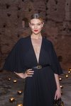 Karlie Kloss luce un beauty look sofisticado en el desfile Cruise 2020 de Dior